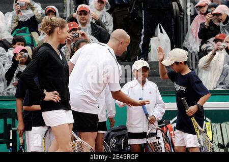 Die ehemalige deutsche Tennisspielerin Steffi Graff posiert mit ihrem Mann, der ehemalige US-Tennisspieler Andre Agassi spielt am 6. Juni 2009 ein Ausstellungsspiel am Rand der French Open im Roland Garros Stadion in Paris, Frankreich. Das Event, das zweite Grand Slam Turnier von 2009, läuft vom 24. Mai bis 7. Juni 2009. Foto von Henri Szwarc/ABACAPRESS.COM Stockfoto