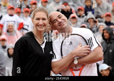 Die deutsche ehemalige Tennisspielerin Steffi Graff posiert mit ihrem Mann, die US-amerikanische ehemalige Tennisspielerin Andre Agassi posiert nach einem Ausstellungsspiel am 6. Juni 2009 am Rand der French Open im Roland Garros Stadion in Paris, Frankreich. Das Event, das zweite Grand Slam Turnier von 2009, läuft vom 24. Mai bis 7. Juni 2009. Foto von Henri Szwarc/ABACAPRESS.COM Stockfoto