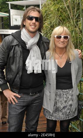 Christine Bravo und ihr Freund, die am 6. Juni 2009 im VIP-Bereich 'Le Village' während der French Tennis Open 2009 in der Roland Garros Arena in Paris, Frankreich, ankommen. Foto von Gorassini-Guignebourg/ABACAPRESS.COM Stockfoto