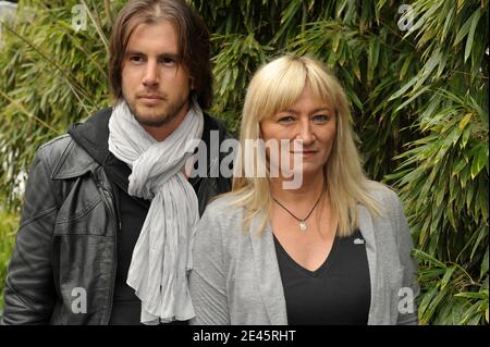 Christine Bravo und ihr Freund, die am 6. Juni 2009 im VIP-Bereich 'Le Village' während der French Tennis Open 2009 in der Roland Garros Arena in Paris, Frankreich, ankommen. Foto von Gorassini-Guignebourg/ABACAPRESS.COM Stockfoto