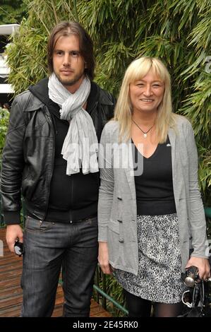 Christine Bravo und ihr Freund, die am 6. Juni 2009 im VIP-Bereich 'Le Village' während der French Tennis Open 2009 in der Roland Garros Arena in Paris, Frankreich, ankommen. Foto von Gorassini-Guignebourg/ABACAPRESS.COM Stockfoto