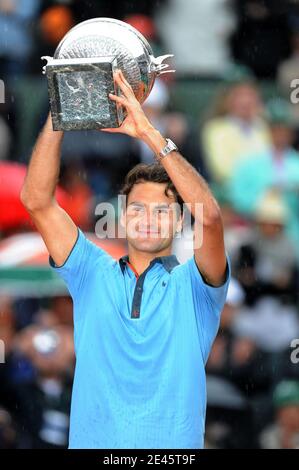 Der Schweizer Roger Federer hält die Trophäe nach seinem Sieg beim Finale der Herren-Singles gegen den Schweden Robin Söderling bei den French Open bei Roland Garros in Paris, Frankreich am 7. Juni 2009. Der Sieg gibt Federer 14 Grand Slams, Binden seine Karriere gewinnt an American Pete Sampras. Federer gewann 6-1, 7-6 (7/1), 6-4. Foto von Henri Szwarc/ABACAPRESS.COM Stockfoto