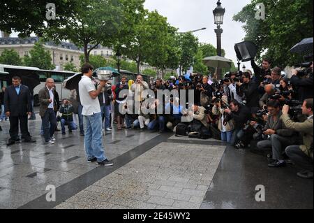 Der Schweizer Roger Federer posiert mit seiner Trophäenfront den 'Arc de Triomphe' nach seinem Sieg beim Finale der Herren-Singles gegen den Schweden Robin Söderling bei den French Open bei Roland Garros in Paris, Frankreich am 8. Juni 2009. Der Sieg gibt Federer 14 Grand Slams, Binden seine Karriere gewinnt an American Pete Sampras. Federer gewann 6-1, 7-6 (7/1), 6-4. Foto von ABACAPRESS.COM Stockfoto