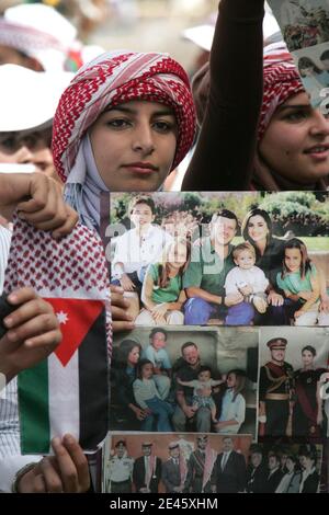 Ein Jordan Royals Fan mit Bildern im Amman Stadion, in Amman, Jordanien, zum 10. Jahrestag der Krönung von König Abdullah, am 9. Juni 2009. Vor zehn Jahren wurde König Abdullah II. Zum König von Jordanien gekrönt, 4 Monate nach dem Tod seines Vaters König Hussein, am Ende der dreimonatigen Trauerperiode. Foto von Balkis Press/ABACAPRESS.COM Stockfoto