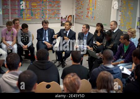 Frankreichs Präsident Nicolas Sarkozy (C), umgeben von dem Leiter des Pariser Instituts für politische Studien IEP Richard Descoings (R) und Bildungsminister Xavier Darcos (L), hält am 10. Juni 2009 eine Rede vor Schülern, die das Gymnasium in Galiläa in Gennevilliers bei Paris besuchen. Foto von Philippe Wojazer/Pool/ABACAPRESS.COM Stockfoto