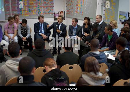 Frankreichs Präsident Nicolas Sarkozy (C), umgeben von dem Leiter des Pariser Instituts für politische Studien IEP Richard Descoings (R) und Bildungsminister Xavier Darcos (L), hält am 10. Juni 2009 eine Rede vor Schülern, die das Gymnasium in Galiläa in Gennevilliers bei Paris besuchen. Foto von Philippe Wojazer/Pool/ABACAPRESS.COM Stockfoto