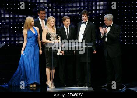 Ronn Moss, Ashley Jones, Dan Mc Vicar, Katherine Kelly lang und Produzent Bradley Bell erhalten eine Auszeichnung für "die Kühnen und die Schönen", die am 11. Juni 2009 bei der 49. Abschlussfeier des Monte-Carlo TV Festivals in Monaco eintreffen. Foto von Denis Guignebourg/ABACAPRESS.COM Stockfoto