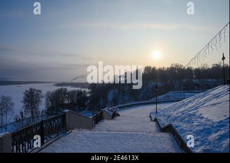 Die Böschung Kirows in Russland an einem sonnigen frostigen Wintertag. Vjatka. Landschaftlich reizvolle Landschaft. Stockfoto