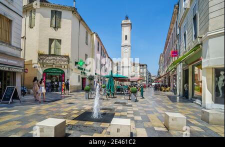 Place de l'Horloge und der Uhrturm der antiken Stadt Nimes, Gard-Abteilung Okzitanien Region, Südfrankreich Stockfoto