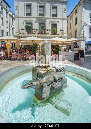 Krokodilbrunnen auf dem Place du Marché im Zentrum von Nimes, Departement Gard, Region Okzitanien, Südfrankreich Stockfoto