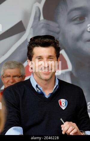 Schauspieler Patrick Dempsey gibt seinen zahlreichen Fans Autogramme bei der Fahrerparade der 24 Stunden von Le Mans am 12. Juni 2009 in Le Mans, Frankreich. Foto von Thibault Camus/ABACAPRESS.COM Stockfoto