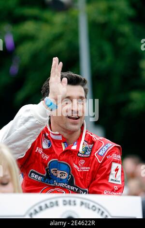 Schauspieler Patrick Dempsey gibt seinen zahlreichen Fans Autogramme bei der Fahrerparade der 24 Stunden von Le Mans am 12. Juni 2009 in Le Mans, Frankreich. Foto von Thibault Camus/ABACAPRESS.COM Stockfoto