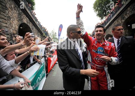 Schauspieler Patrick Dempsey gibt seinen zahlreichen Fans Autogramme bei der Fahrerparade der 24 Stunden von Le Mans am 12. Juni 2009 in Le Mans, Frankreich. Foto von Thibault Camus/ABACAPRESS.COM Stockfoto