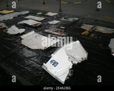 Die brasilianische Marine nimmt Trümmer von Air France Flug AF447 aus dem Atlantischen Ozean, nordöstlich von Recife, in diesem Handout-Foto von der Marine in Recife, nordöstlich von Brasilien verteilt 13. Juni 2009. Air France Flug 447 stürzte auf dem Weg nach Paris von Rio de Janeiro ab und tötete bei einem Zwischenfall alle 228 Menschen an Bord.Experten versuchen immer noch zu verstehen, wie französische und brasilianische Teams tief im Atlantik nach ihren Black-Box-Voice- und Datenrekordern suchen. Foto der brasilianischen Luftwaffe/ABACAPRESS.COM Stockfoto