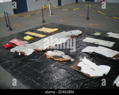 Die brasilianische Marine nimmt Trümmer von Air France Flug AF447 aus dem Atlantischen Ozean, nordöstlich von Recife, in diesem Handout-Foto von der Marine in Recife, nordöstlich von Brasilien verteilt 13. Juni 2009. Air France Flug 447 stürzte auf dem Weg nach Paris von Rio de Janeiro ab und tötete bei einem Zwischenfall alle 228 Menschen an Bord.Experten versuchen immer noch zu verstehen, wie französische und brasilianische Teams tief im Atlantik nach ihren Black-Box-Voice- und Datenrekordern suchen. Foto der brasilianischen Luftwaffe/ABACAPRESS.COM Stockfoto