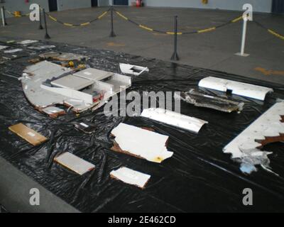 Die brasilianische Marine nimmt Trümmer von Air France Flug AF447 aus dem Atlantischen Ozean, nordöstlich von Recife, in diesem Handout-Foto von der Marine in Recife, nordöstlich von Brasilien verteilt 13. Juni 2009. Air France Flug 447 stürzte auf dem Weg nach Paris von Rio de Janeiro ab und tötete bei einem Zwischenfall alle 228 Menschen an Bord.Experten versuchen immer noch zu verstehen, wie französische und brasilianische Teams tief im Atlantik nach ihren Black-Box-Voice- und Datenrekordern suchen. Foto der brasilianischen Luftwaffe/ABACAPRESS.COM Stockfoto