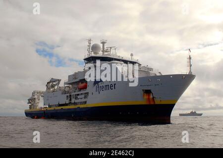 Die französische Marine nimmt Trümmer von Air France Flug AF447 aus dem Atlantischen Ozean, nordöstlich von Recife, in diesem Handout-Foto von der Marine in Recife, nordöstlich von Brasilien verteilt 13. Juni 2009. Air France Flug 447 stürzte auf dem Weg nach Paris von Rio de Janeiro ab und tötete bei einem Zwischenfall alle 228 Menschen an Bord.Experten versuchen immer noch zu verstehen, wie französische und brasilianische Teams tief im Atlantik nach ihren Black-Box-Voice- und Datenrekordern suchen. Foto von ECPAD/ABACAPRESS.COM Stockfoto