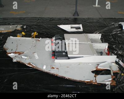 Die brasilianische Marine nimmt Trümmer von Air France Flug AF447 aus dem Atlantischen Ozean, nordöstlich von Recife, in diesem Handout-Foto von der Marine in Recife, nordöstlich von Brasilien verteilt 13. Juni 2009. Air France Flug 447 stürzte auf dem Weg nach Paris von Rio de Janeiro ab und tötete bei einem Zwischenfall alle 228 Menschen an Bord.Experten versuchen immer noch zu verstehen, wie französische und brasilianische Teams tief im Atlantik nach ihren Black-Box-Voice- und Datenrekordern suchen. Foto der brasilianischen Luftwaffe/ABACAPRESS.COM Stockfoto