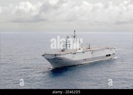 Die französische Marine nimmt Trümmer von Air France Flug AF447 aus dem Atlantischen Ozean, nordöstlich von Recife, in diesem Handout-Foto von der Marine in Recife, nordöstlich von Brasilien verteilt 13. Juni 2009. Air France Flug 447 stürzte auf dem Weg nach Paris von Rio de Janeiro ab und tötete bei einem Zwischenfall alle 228 Menschen an Bord.Experten versuchen immer noch zu verstehen, wie französische und brasilianische Teams tief im Atlantik nach ihren Black-Box-Voice- und Datenrekordern suchen. Foto von ECPAD/ABACAPRESS.COM Stockfoto