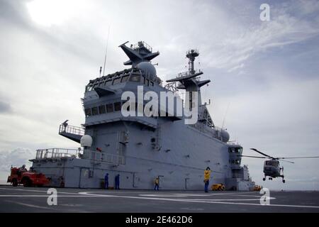 Die französische Marine nimmt Trümmer von Air France Flug AF447 aus dem Atlantischen Ozean, nordöstlich von Recife, in diesem Handout-Foto von der Marine in Recife, nordöstlich von Brasilien verteilt 13. Juni 2009. Air France Flug 447 stürzte auf dem Weg nach Paris von Rio de Janeiro ab und tötete bei einem Zwischenfall alle 228 Menschen an Bord.Experten versuchen immer noch zu verstehen, wie französische und brasilianische Teams tief im Atlantik nach ihren Black-Box-Voice- und Datenrekordern suchen. Foto von ECPAD/ABACAPRESS.COM Stockfoto