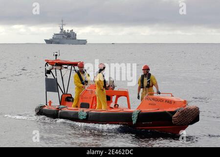 Die französische Marine nimmt Trümmer von Air France Flug AF447 aus dem Atlantischen Ozean, nordöstlich von Recife, in diesem Handout-Foto von der Marine in Recife, nordöstlich von Brasilien verteilt 13. Juni 2009. Air France Flug 447 stürzte auf dem Weg nach Paris von Rio de Janeiro ab und tötete bei einem Zwischenfall alle 228 Menschen an Bord.Experten versuchen immer noch zu verstehen, wie französische und brasilianische Teams tief im Atlantik nach ihren Black-Box-Voice- und Datenrekordern suchen. Foto von ECPAD/ABACAPRESS.COM Stockfoto