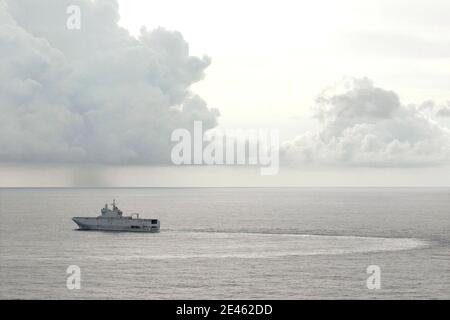 Die französische Marine nimmt Trümmer von Air France Flug AF447 aus dem Atlantischen Ozean, nordöstlich von Recife, in diesem Handout-Foto von der Marine in Recife, nordöstlich von Brasilien verteilt 13. Juni 2009. Air France Flug 447 stürzte auf dem Weg nach Paris von Rio de Janeiro ab und tötete bei einem Zwischenfall alle 228 Menschen an Bord.Experten versuchen immer noch zu verstehen, wie französische und brasilianische Teams tief im Atlantik nach ihren Black-Box-Voice- und Datenrekordern suchen. Foto von ECPAD/ABACAPRESS.COM Stockfoto