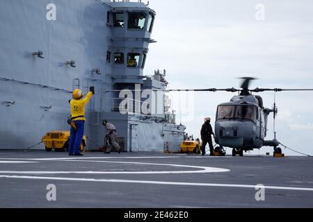 Die französische Marine nimmt Trümmer von Air France Flug AF447 aus dem Atlantischen Ozean, nordöstlich von Recife, in diesem Handout-Foto von der Marine in Recife, nordöstlich von Brasilien verteilt 13. Juni 2009. Air France Flug 447 stürzte auf dem Weg nach Paris von Rio de Janeiro ab und tötete bei einem Zwischenfall alle 228 Menschen an Bord.Experten versuchen immer noch zu verstehen, wie französische und brasilianische Teams tief im Atlantik nach ihren Black-Box-Voice- und Datenrekordern suchen. Foto von ECPAD/ABACAPRESS.COM Stockfoto