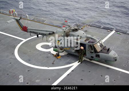 Die französische Marine nimmt Trümmer von Air France Flug AF447 aus dem Atlantischen Ozean, nordöstlich von Recife, in diesem Handout-Foto von der Marine in Recife, nordöstlich von Brasilien verteilt 13. Juni 2009. Air France Flug 447 stürzte auf dem Weg nach Paris von Rio de Janeiro ab und tötete bei einem Zwischenfall alle 228 Menschen an Bord.Experten versuchen immer noch zu verstehen, wie französische und brasilianische Teams tief im Atlantik nach ihren Black-Box-Voice- und Datenrekordern suchen. Foto von ECPAD/ABACAPRESS.COM Stockfoto