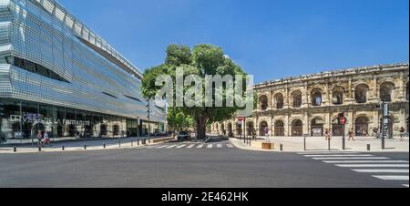 Die hochmoderne Architektur des Museums der Romanität neben dem römischen Amphitheater Arena von Nîmes, Nimes; Gard Abteilung, Okzitanien Region, Southe Stockfoto