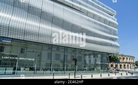 Die hochmoderne Architektur des Museums der Romanität neben dem römischen Amphitheater Arena von Nîmes, Nimes; Gard Abteilung, Okzitanien Region, Southe Stockfoto