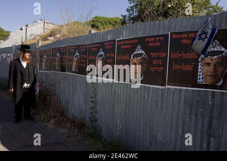 "Ein ultra-orthodoxer jüdischer Mann geht an Plakaten vorbei, auf denen US-Präsident Barack Obama mit einer Kafia und Slogans mit der Aufschrift "Barack Obama antisemitischer Jude-Hater" am 14 2009. Juni in Jerusalem abgebildet ist. Netanjahu wird am Sonntagabend an der Bar Ilan Universität die Veranstaltung abhalten, der Premierminister wird voraussichtlich seine Annahme des Friedensplans und eine zwei-Staaten-Lösung für den palästinensisch-israelischen Konflikt ankündigen. Foto von Olivier Fitoussi /ABACAPRESS.COM' Stockfoto