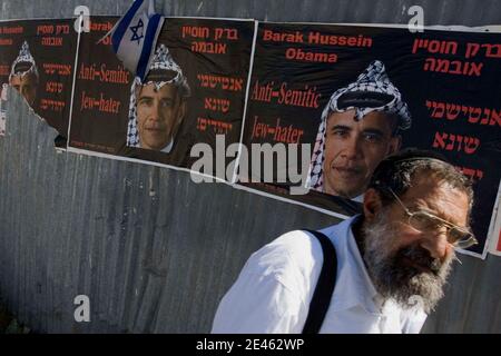 "Ein ultra-orthodoxer jüdischer Mann geht an Plakaten vorbei, auf denen US-Präsident Barack Obama mit einer Kafia und Slogans mit der Aufschrift "Barack Obama antisemitischer Jude-Hater" am 14 2009. Juni in Jerusalem abgebildet ist. Netanjahu wird am Sonntagabend an der Bar Ilan Universität die Veranstaltung abhalten, der Premierminister wird voraussichtlich seine Annahme des Friedensplans und eine zwei-Staaten-Lösung für den palästinensisch-israelischen Konflikt ankündigen. Foto von Olivier Fitoussi /ABACAPRESS.COM' Stockfoto