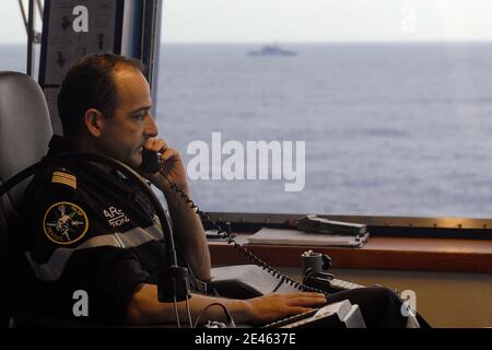 Der französische Kommandant Didier Piaton wird auf dem Boot 'Mistral' gesehen, während die französische Marine Trümmer von Air France Flug AF447 aus dem Atlantischen Ozean, nordöstlich von Recife, in diesem Handout-Foto, das von der Marine in Recife, nordöstlich von Brasilien, verteilt 14. Juni 2009. Air France Flug 447 stürzte auf dem Weg nach Paris von Rio de Janeiro ab und tötete bei einem Zwischenfall alle 228 Menschen an Bord.Experten versuchen immer noch zu verstehen, wie französische und brasilianische Teams tief im Atlantik nach ihren Black-Box-Voice- und Datenrekordern suchen. Foto von ECPAD/ABACAPRESS.COM Stockfoto