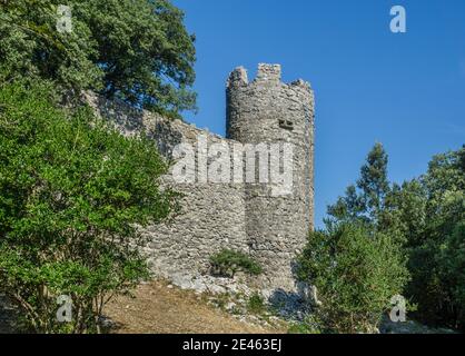 Château de Tornac in der Nähe von Anduze, die Ursprünge der Burg Tornac stammen aus dem 11. Jahrhundert, ist es in Ruinen seit 1792, Gard Department, Okzitanie regio Stockfoto