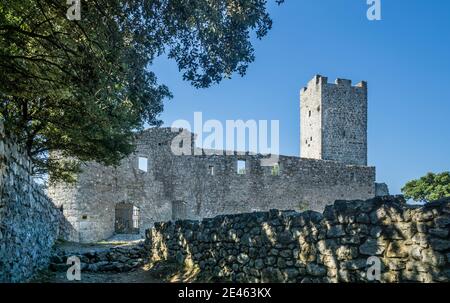 Château de Tornac in der Nähe von Anduze, die Ursprünge der Burg Tornac stammen aus dem 11. Jahrhundert, ist es in Ruinen seit 1792, Gard Department, Okzitanie regio Stockfoto