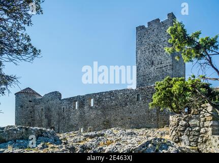 Château de Tornac in der Nähe von Anduze, die Ursprünge der Burg Tornac stammen aus dem 11. Jahrhundert, ist es in Ruinen seit 1792, Gard Department, Okzitanie regio Stockfoto