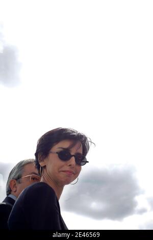 Die französische Justizministerin Rachida Dati nimmt am 19. Juni 2009 am Ende des ersten Radrennens der Tour de France Teil, bei dem die Wiedereingliederung von Gefangenen erleichtert werden soll. Insgesamt nahmen rund 196 Insassen, die von 300 Gefängniswärtern und Justizbeamten begleitet wurden, am 15-Etappen-Rennen über 2,300 km (1,500 Meilen) Teil, das von Lille aus in Paris endete. Foto von Thibault Camus/ABACAPRESS.COM Stockfoto