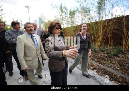 Martine Aubry, Maire de Lille et Premiere Secretaire du Parti Socialiste (PS) infirure le nouveau parvis du cimetiere de l'est et du jardin des geants au pied d'Euralille a Lille, France le 19 Juin, 2009. Foto Farid Alouache/ABACAPRESS.COM Stockfoto