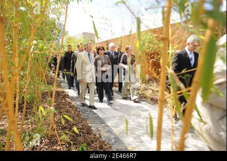 Martine Aubry, Maire de Lille et Premiere Secretaire du Parti Socialiste (PS) infirure le nouveau parvis du cimetiere de l'est et du jardin des geants au pied d'Euralille a Lille, France le 19 Juin, 2009. Foto Farid Alouache/ABACAPRESS.COM Stockfoto