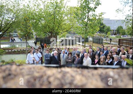 Martine Aubry, Maire de Lille et Premiere Secretaire du Parti Socialiste (PS) infirure le nouveau parvis du cimetiere de l'est et du jardin des geants au pied d'Euralille a Lille, France le 19 Juin, 2009. Foto Farid Alouache/ABACAPRESS.COM Stockfoto