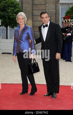 Der französische Premierminister Francois Fillon und seine Frau Penelope kommen am 22. Juni 2009 zu einem Staatsessen im Elysée-Palast in Paris an. Der französische Präsident Nicolas Sarkozy und die First Lady Carla Bruni-Sarkozy erhalten vor einem Staatsessen im Elysee-Palast den Emir Scheich Hamad bin Khalifa Al-Thani und seine Frau Sheikha Mozah bint Nasser Al-Missned aus Katar Foto von Frederic Nebinger/ABACAPRESS.COM Stockfoto