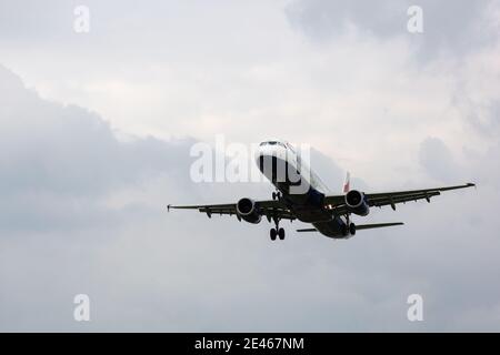 Ein Airbus A321-231 von British Airways landet am Flughafen Heathrow, London, England, Großbritannien Stockfoto