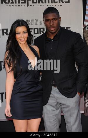 Reggie Bush und Kim Kardashian nehmen an der Premiere von 'Transformers: Revenge of the Fallen' Teil, die am 22. Juni 2009 im Mann's Village Theatre in Westwood, Los Angeles, CA, USA, stattfand. Foto von Lionel Hahn/ABACAPRESS.COM Stockfoto