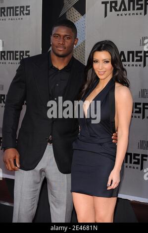 Reggie Bush und Kim Kardashian nehmen an der Premiere von 'Transformers: Revenge of the Fallen' Teil, die am 22. Juni 2009 im Mann's Village Theatre in Westwood, Los Angeles, CA, USA, stattfand. Foto von Lionel Hahn/ABACAPRESS.COM Stockfoto