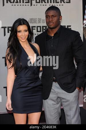 Reggie Bush und Kim Kardashian nehmen an der Premiere von 'Transformers: Revenge of the Fallen' Teil, die am 22. Juni 2009 im Mann's Village Theatre in Westwood, Los Angeles, CA, USA, stattfand. Foto von Lionel Hahn/ABACAPRESS.COM Stockfoto