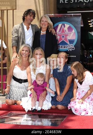 Cameron Diaz posiert mit ihrer Familie, als sie am 22. Juni 2009 auf dem Hollywood Walk of Fame vor dem Egytpian Theater in Los Angeles, CA, USA, mit dem 2,386. Stern geehrt wird. Cameron wurde von Familie und Freunden wie Tom Cruise, Katie Holmes und Lucy Liu unterstützt. Foto von Lionel Hahn/ABACAPRESS.COM Stockfoto