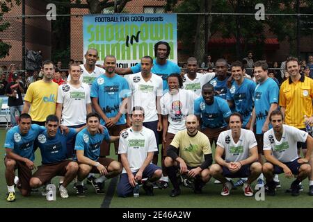 Thierry Henry, Salomon Kalou, Steve Nash, Tony Parker, Javier Zanetti, Chris Bosh, Ivan Cordoba, Grant Hill, Edgar Davids, Mathieu Flamini während des Wohltätigkeitsfußballs der Celebrity Steve Nash Foundation, "Showdown in Chinatown" im Sarah D. Roosevelt Park, Chinatown in New York City, NY, USA am 24. Juni 2009. Foto von Charles Guerin/Cameleon/ABACAPRESS.COM Stockfoto