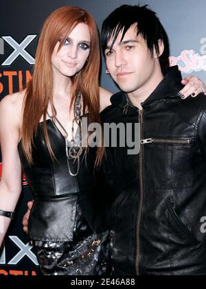 Ashlee Simpson-Wentz und Pete Wentz posieren beim AX Instinct und Rolling Stone Magazine "The Power of Leather" Event im Hard Rock Cafe am Times Square New York City, USA am 24. Juni 2009. (Im Bild: Ashlee Simpson-Wentz, Pete Wentz) Foto von Donna ward/ABACAPRESS.COM Stockfoto