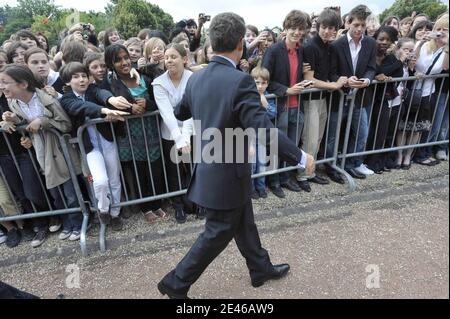 Der französische Präsident Nicolas Sarkozy begrüßt die Studenten während der Zeremonie anlässlich des 69. Jahrestages des "Appells vom 18. Juni" am 18. Juni 2009 im Mont-Valerien in Suresnes bei Paris. Die gedenkfeiern fanden statt, wo die deutschen Behörden am 15. Dezember 1941 mehr als 70 Menschen in Mont-Valerien hingerichtet haben, als Reaktion auf einen französischen Angriff auf einen deutschen Offizier. Foto von Elodie Gregoire/ABACAPRESS.COM Stockfoto