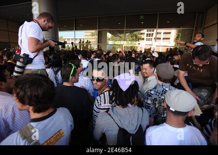 Atmosphäre vor dem Ronald Reagan UCLA Medical Center in Los Angeles, CA, USA am 25. Juni 2009, nachdem der "King of Pop" Michael Jackson im Alter von 50 Jahren gestorben ist, nachdem er an einem Herzinfarkt erkrankt war. Foto von Lionel Hahn/ABACAPRESS.COM Stockfoto